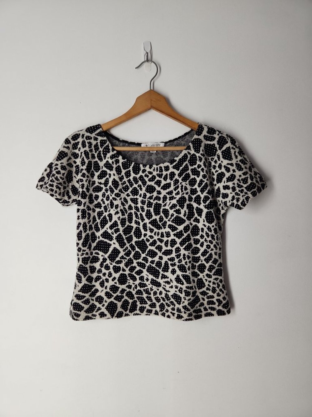 ST. JOHN Short Sleeve Knit Top Black White abstract silver studs embellishing P